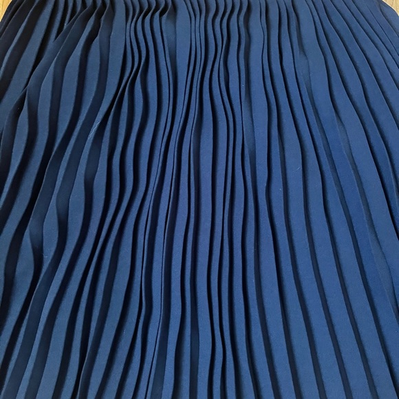 J Crew navy knee length pleated skirt sz 4 - Picture 2 of 5